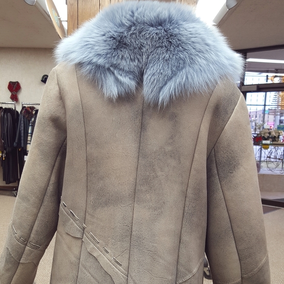 Be "U" Naked Leather Shearling with Fox Fur Collar - Picture 4 of 8